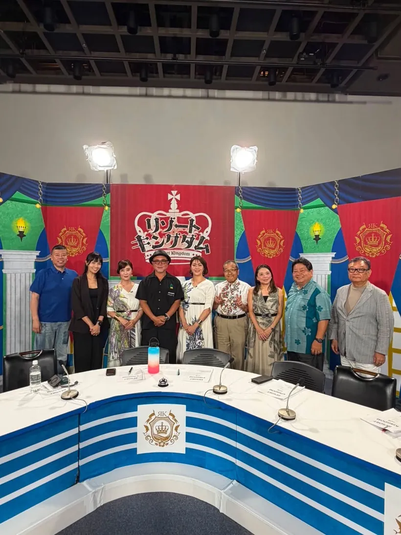 テレビ番組「リゾートキングダム」収録スタジオでの出演者集合写真(中央: 嶺井忍)